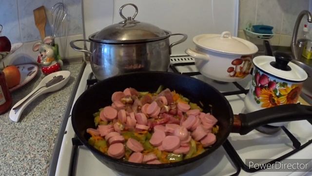 Готовлю солянку с колбасой и сосисками, Санёк помогает как может Vlog.Брест смотреть онлайн