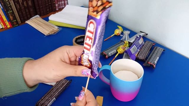 Не запаслись подарком? Делаем кружку со сладостями за 10 минут смотреть онлайн