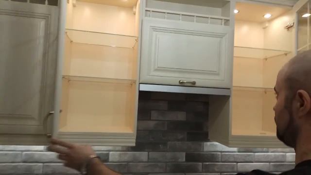 Кухня классическая, дубовые фасады и аксессуары (массив). смотреть онлайн