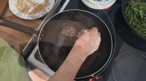 Теплый салат со стручковой фасолью и говяжьей печенью в панировочных сухарях