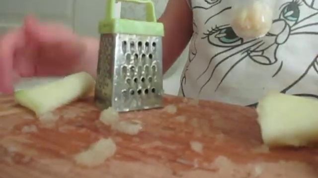 Ребенок трет на терке смотреть онлайн