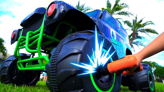 Сеня Едет на Монстртраке и Давит Машинки и Игрушки смотреть онлайн