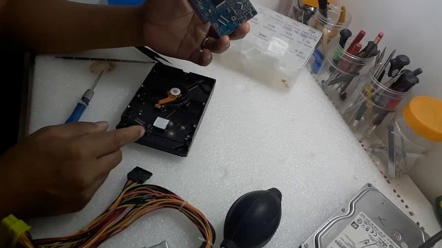 Hitachi Hard Disk Drive 500GB No Spin Up | Cleaning PCB Solve смотреть онлайн