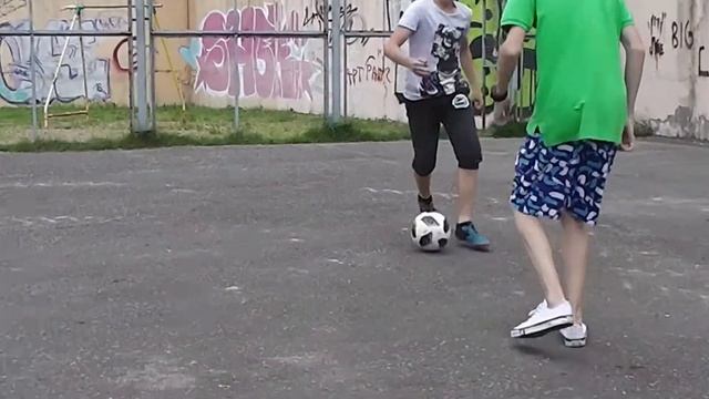 3 способа эффектно обвести противника в футболе/MIHALOSHA & Ромчик смотреть онлайн