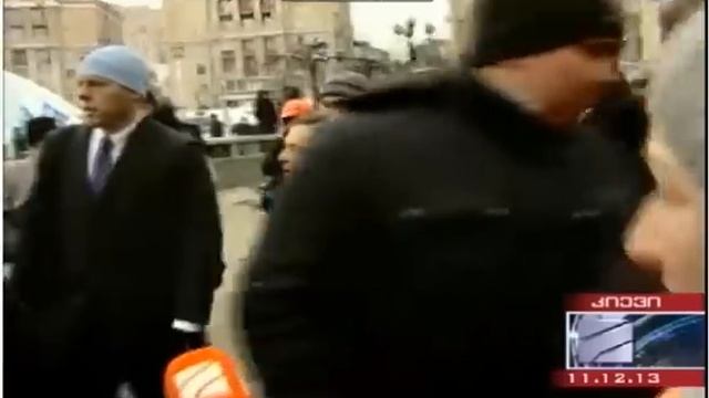 Victoria Nuland gives food for demonstration people in Ukraine смотреть онлайн