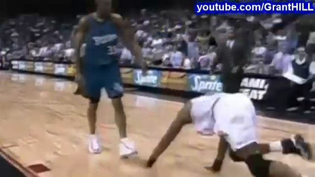 Grant Hill's BEST DUNK EVER! (against Alonzo Mourning) смотреть онлайн