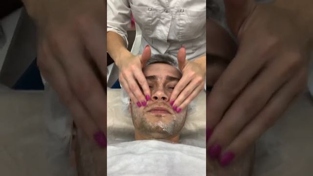 Зачем на самом деле Мужчины приходят в кабинет косметолога в обеденное время.. смотреть онлайн