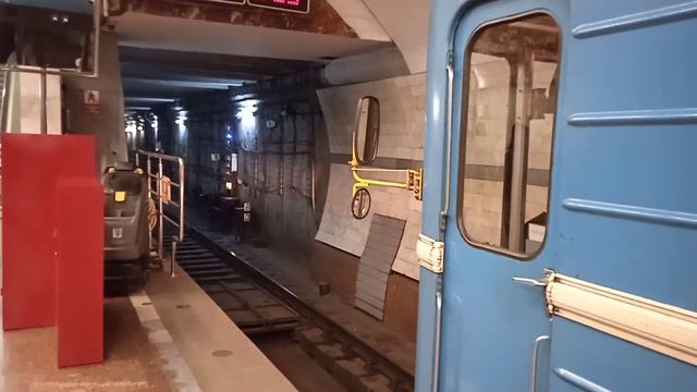 Метро поезд 81-717-717.5//81-717-714 5м Номерной отправляется со станции Заельцовская смотреть онлайн