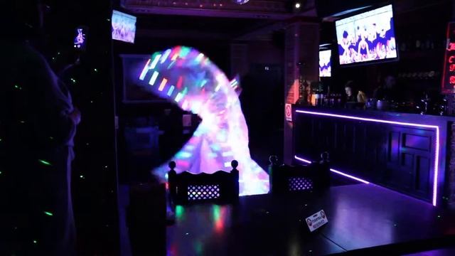 танец с белыми светодиодными крыльями смотреть онлайн