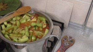 КУДА ДЕТЬ  ПЕРЕРОСШИЕ  ОГУРЦЫ ?  ДЕЛАЕМ  ВКУСНЫЙ,  ОСТРЫЙ САЛАТ  ИЗ  ОГУРЦОВ.