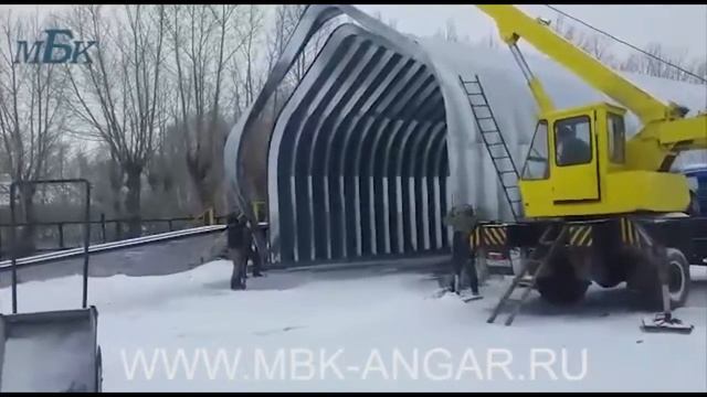 Монтаж разборного ангара  в зимний периуд с помощью автокрана