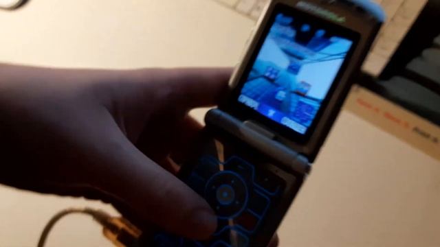 Обзор на легендарный кнопочный телефон Motorola RAZR V3. смотреть онлайн