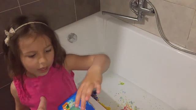 Катя принимает ванну с шариками ORBEEZ (аналог). смотреть онлайн