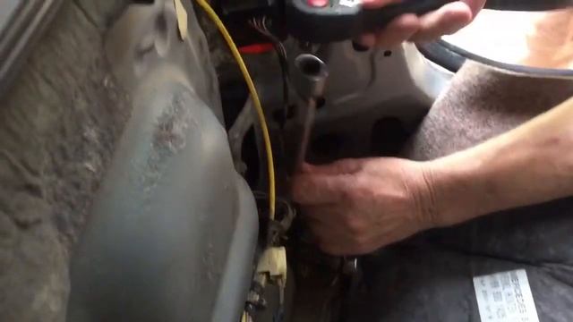 Мерседес А160 ремонт датчика скорости и курсовой устойчивости . смотреть онлайн