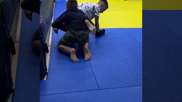 ММА спарринг с высоким бойцом смотреть онлайн