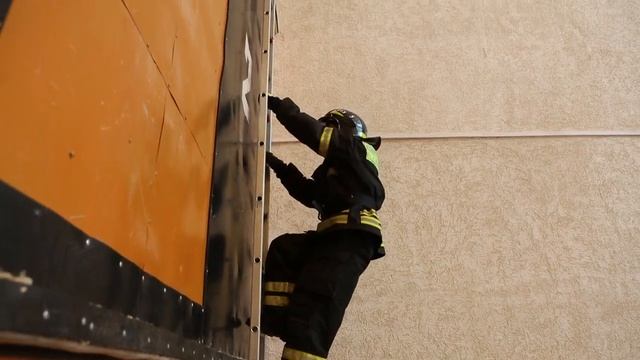 Методические рекомендации по подъёму по штурмовой лестнице на 4-й этаж учебной башни смотреть онлайн