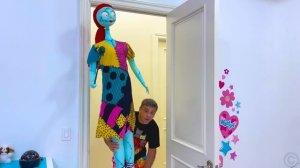 Хеллоуин! Папа решил украсить комнату Насти к празднику.mp4