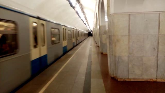 Состав метро 81 760 Ока отправляется со станции Менделеевская смотреть онлайн