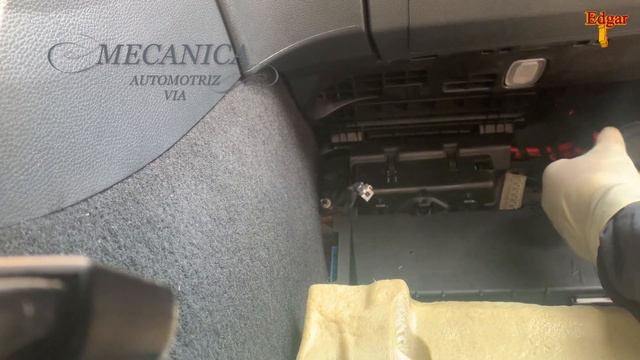 MERCEDES BENZ GLA 250 SECONDARY BATTERY LOCATION AND REPLACE смотреть онлайн