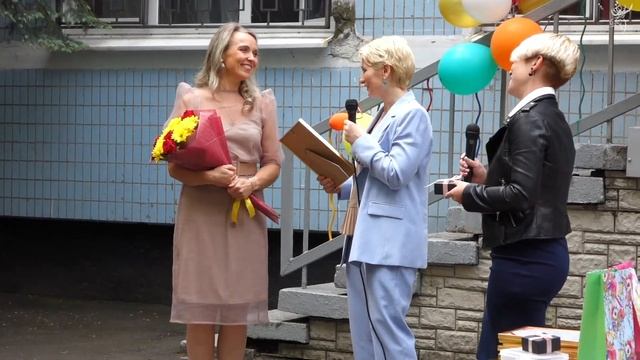 Уличная часть выпускного ребят из "Цветочного города". Подарки, улица, юность и танцы. смотреть онлайн