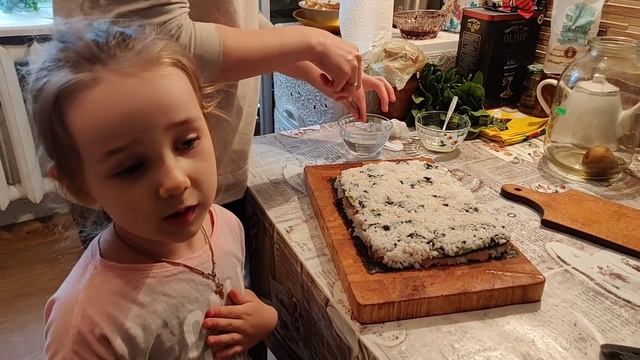 Салат " Суши " .Юлечка его очень любит и просит приготовить ещё. смотреть онлайн