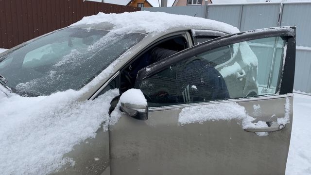 Как очистить машину от снега чтобы не поцарапать? Правильно чистим машину от снега и льда смотреть онлайн