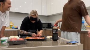 Кира Медведева Влад и Сёма /Готовят