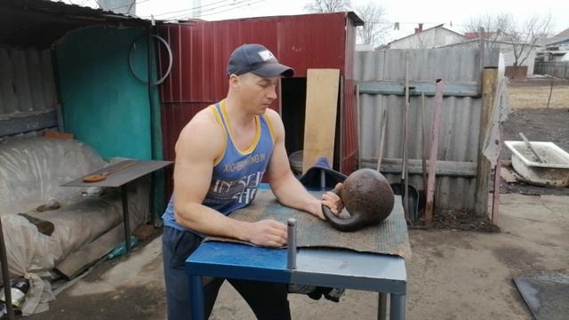 Гиря 32 кг на запястье и пронатор со стола с упором локтей . смотреть онлайн