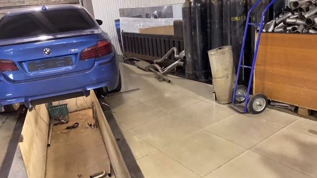 BMW M5 f10 Тюнинг. Дрифт по первому снегу BMW M5. смотреть онлайн