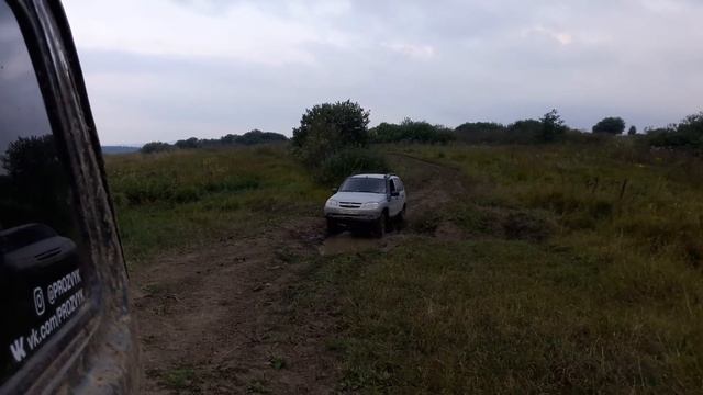 Шеви нива в грязи