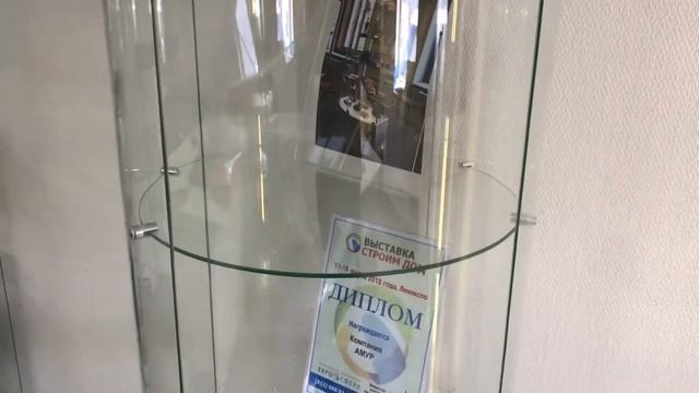 Стеклянная витрина в форме цилиндра. смотреть онлайн