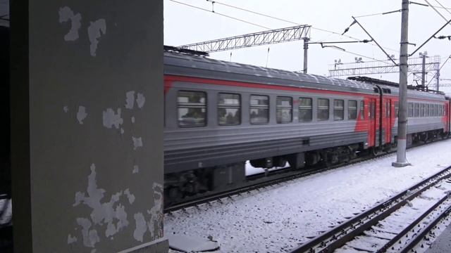 Электропоезд ЭТ2М-092 отправляется с Ладожского вокзала смотреть онлайн