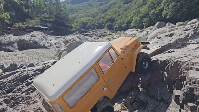 FMS Toyota Land Cruiser FJ40 Hard Rock Crawling - ASMR 4