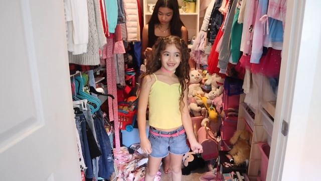 LAST TO LEAVE THE CLOSET WINS 1000 CHALLENGE! OUR DAD GOT MAD!!! смотреть онлайн