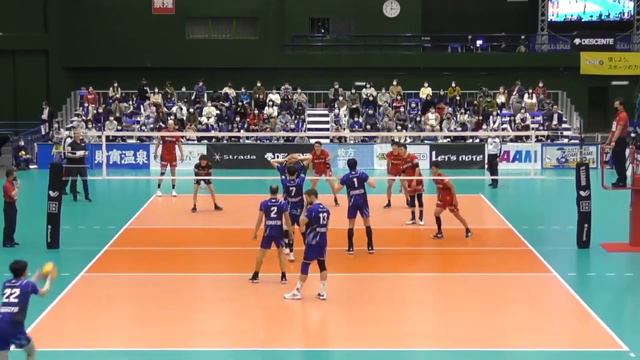 Bartosz Kurek playing for Wolfdogs Nagoya, Japan смотреть онлайн