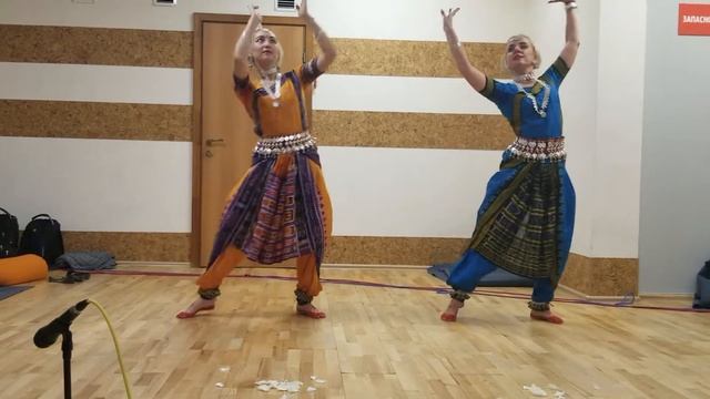 Танец "Мангалачаранам", студия индийского танца " Расаприя" смотреть онлайн