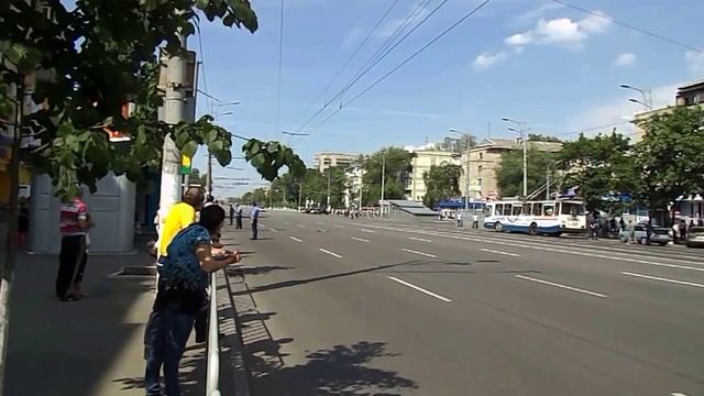 Проезд Президента по пр. им.Газеты "Правда" в Днепропетровске 21.05.2013 15.20 смотреть онлайн