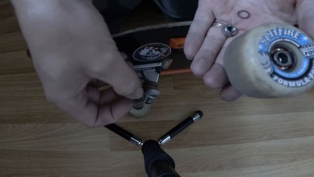 Installing Skateboard Bearings The Right Way - With Spacers смотреть онлайн