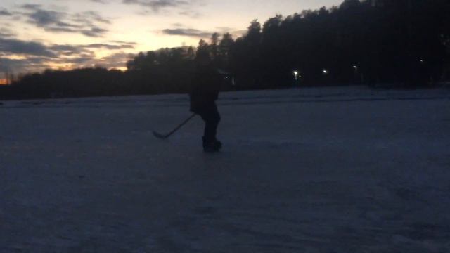 КАТАЮСЬ ВЕЧЕРОМ ПО ВОДОЁМУ НА КОНЬКАХ! смотреть онлайн