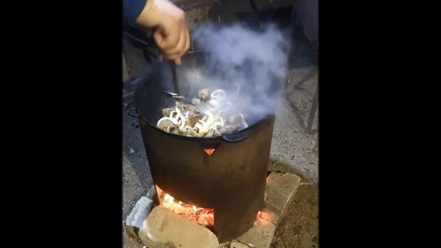 Заяц с картошечкой приготовленный в казане на мангале. смотреть онлайн