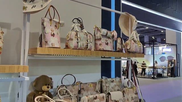 Henney Bear London CHIC MILAN NY SHOW MICAM MIPEL смотреть онлайн