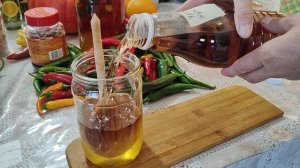 Липовый мед и Острый перец. В яблочном уксусе.
