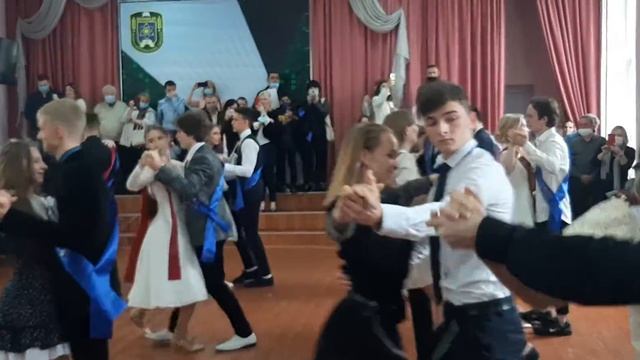 Останній дзвінок для випускників 17-ї школи Вінниці. Прощальний вальс... 19 травня 2021 р. смотреть онлайн