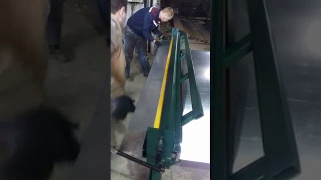 Ручной листогиб проходного типа гнет и режет металл до 1 мм и длиной 2600 мм с мин. полкой 15 мм смотреть онлайн