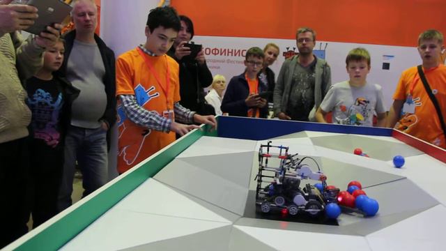 Лунные кратеры - единственный участник смотреть онлайн
