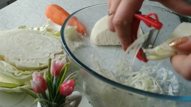 Не нужен ни нож, ни тёрка. Показываю лайхак, как нашинковать капусту и морковь быстро и просто смотреть онлайн