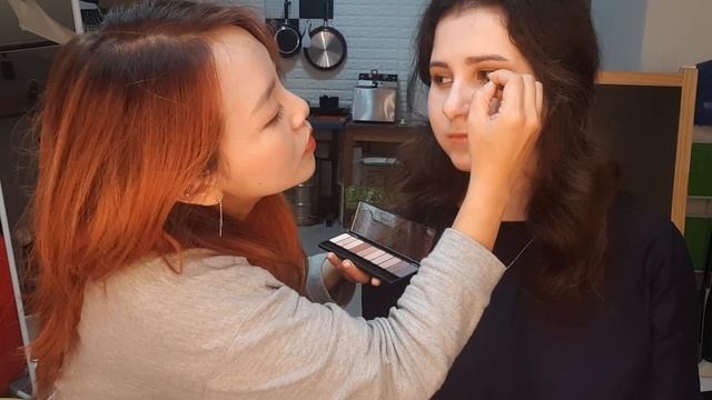 Делала Корейский Макияж Pусской Девушке 러시아인한테 한국메이크업을 하면?|минкюнха|Minkyungha|경하 смотреть онлайн