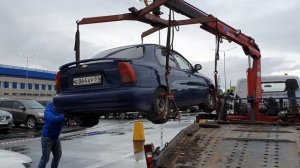 Эвакуатор-манипулятор в действии