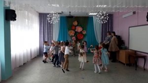 Танец - вход с цветами на 8 марта "Есть на свете цветок алый алый"