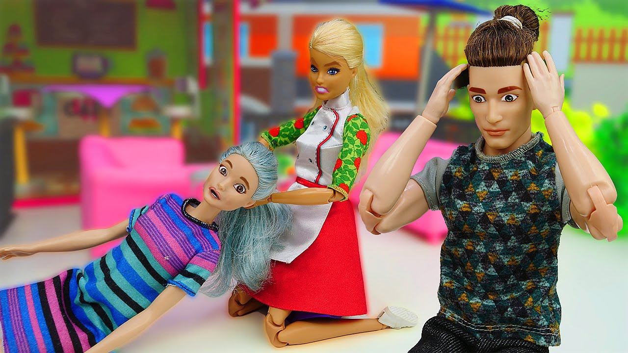 Барби обиделась на Кена. Игры в куклы Барби. Смешные видео для девочек смотреть онлайн